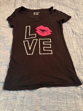 No Boundaries Black Short-Sleeve Tee with White LOVE Graphic and Pink Lip Print